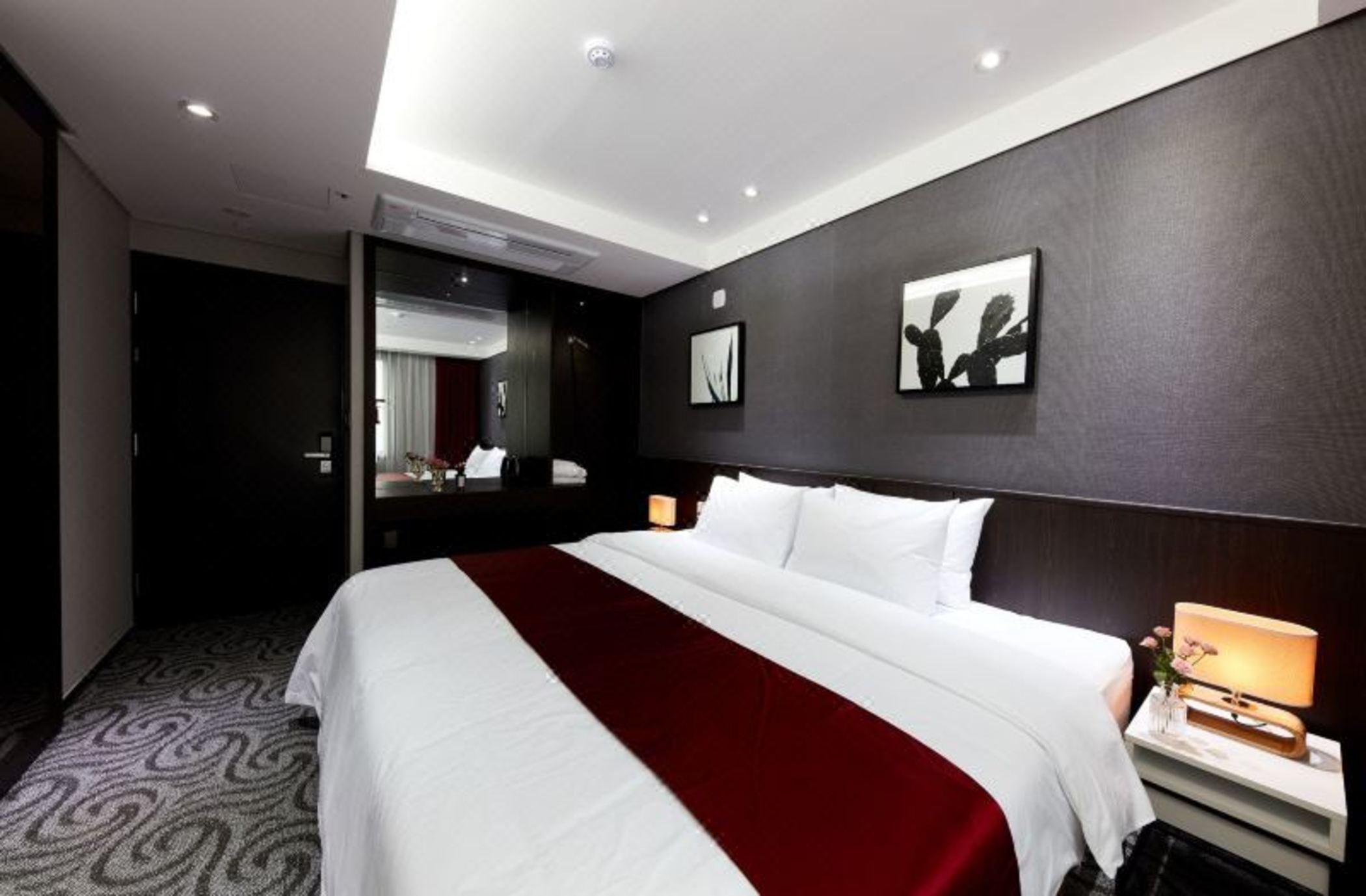 Hotel Ramada By Wyndham Yongin Exterior foto