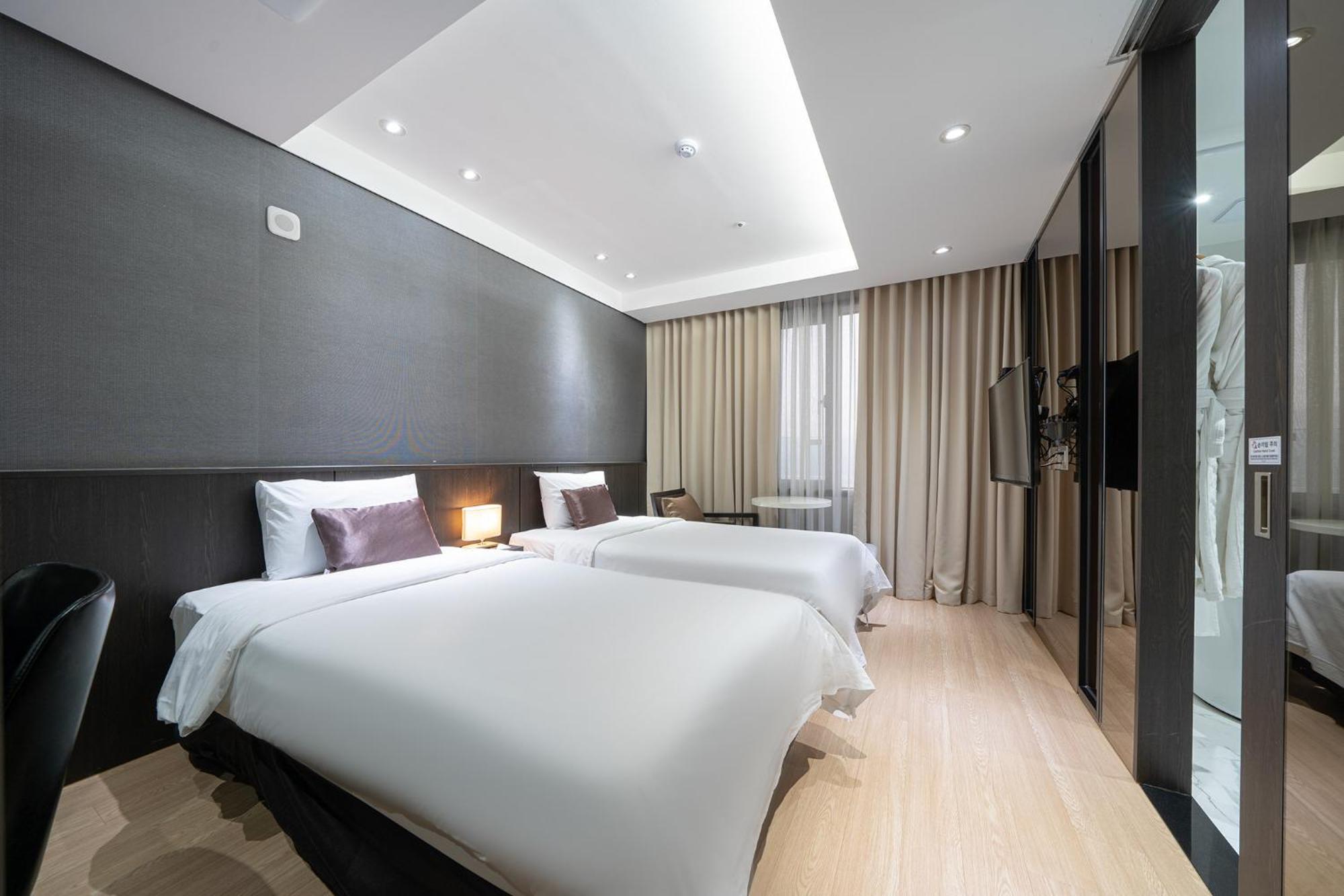 Hotel Ramada By Wyndham Yongin Exterior foto